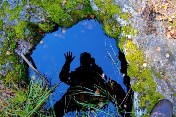 REFLEKSJON. Ved den mangetudenårige jettegryte, som er rundt 80 centimeter i tverrmål. Foto: VESLE-BERNHARD